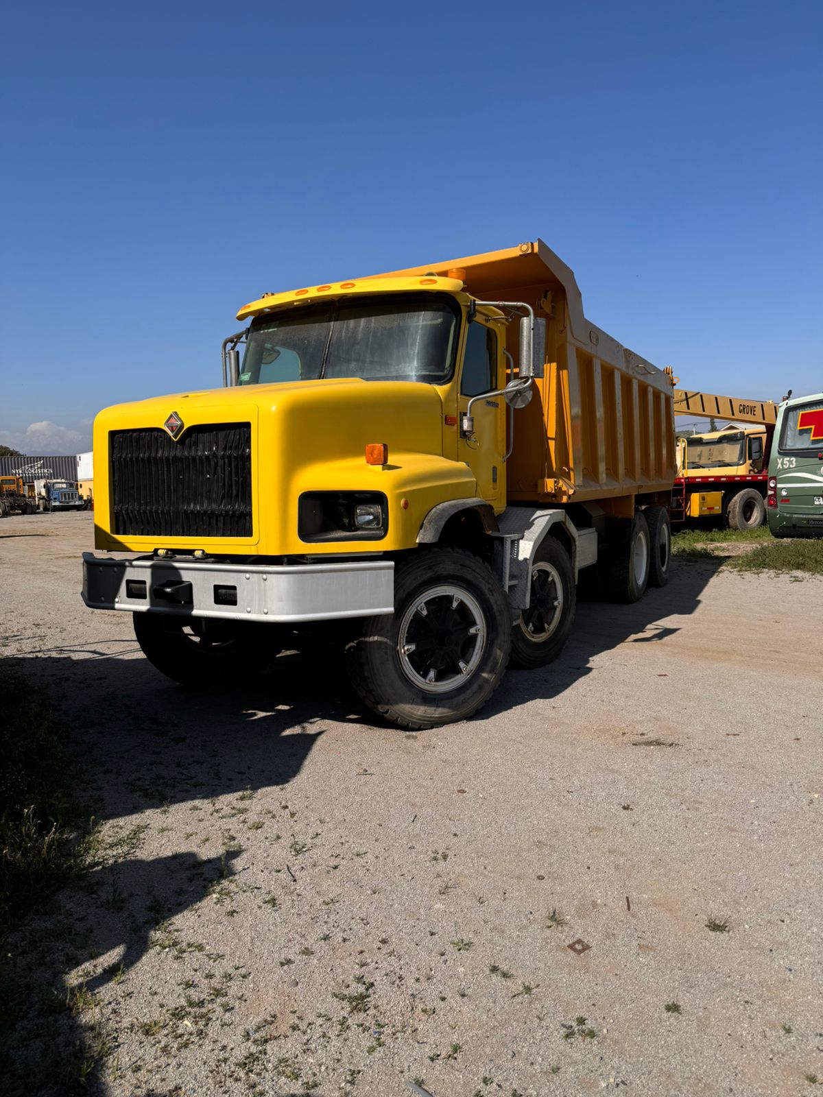 Maquinarias y accesorios Camiones