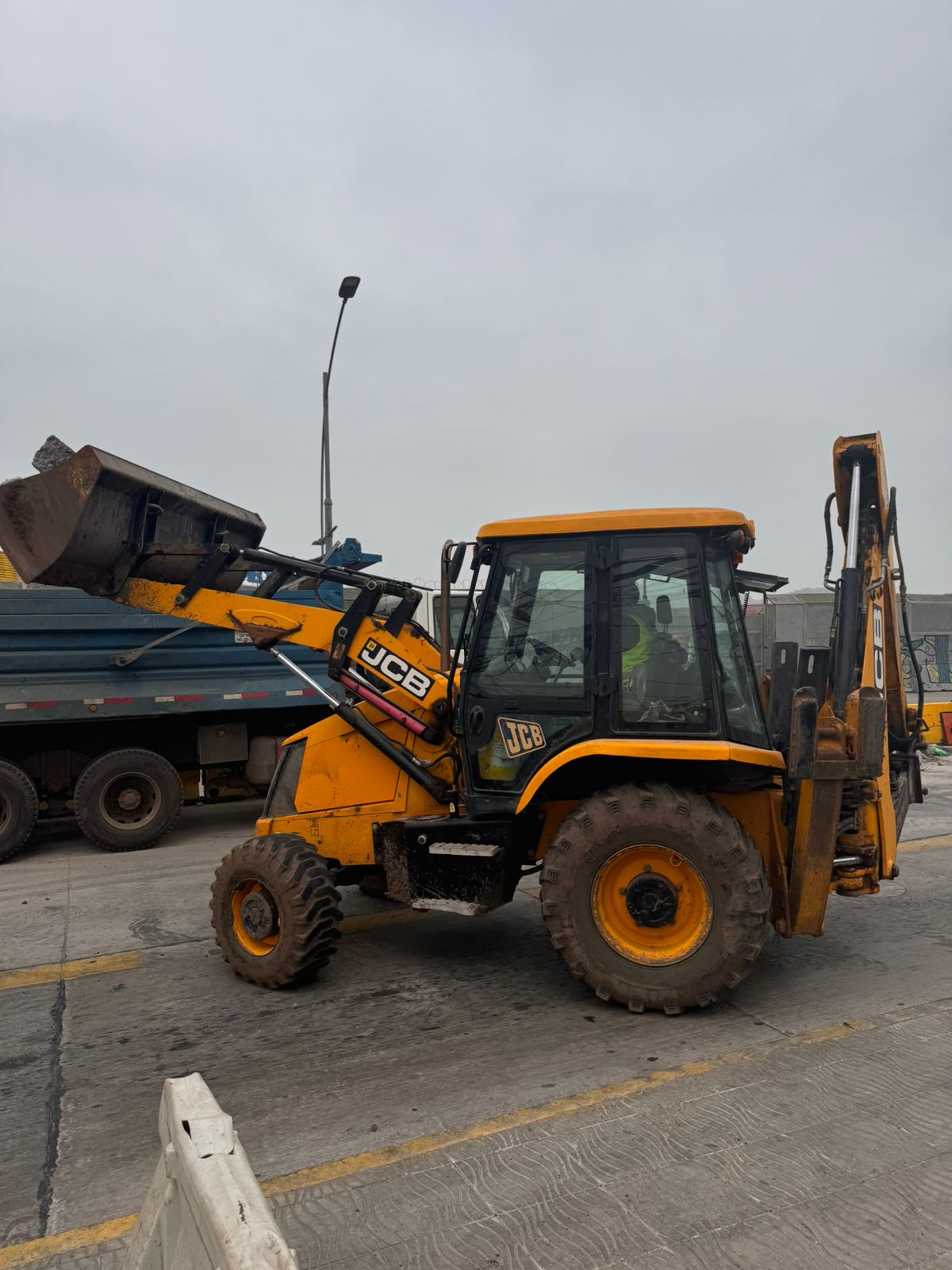 Maquinarias y accesorios Retroexcavadora